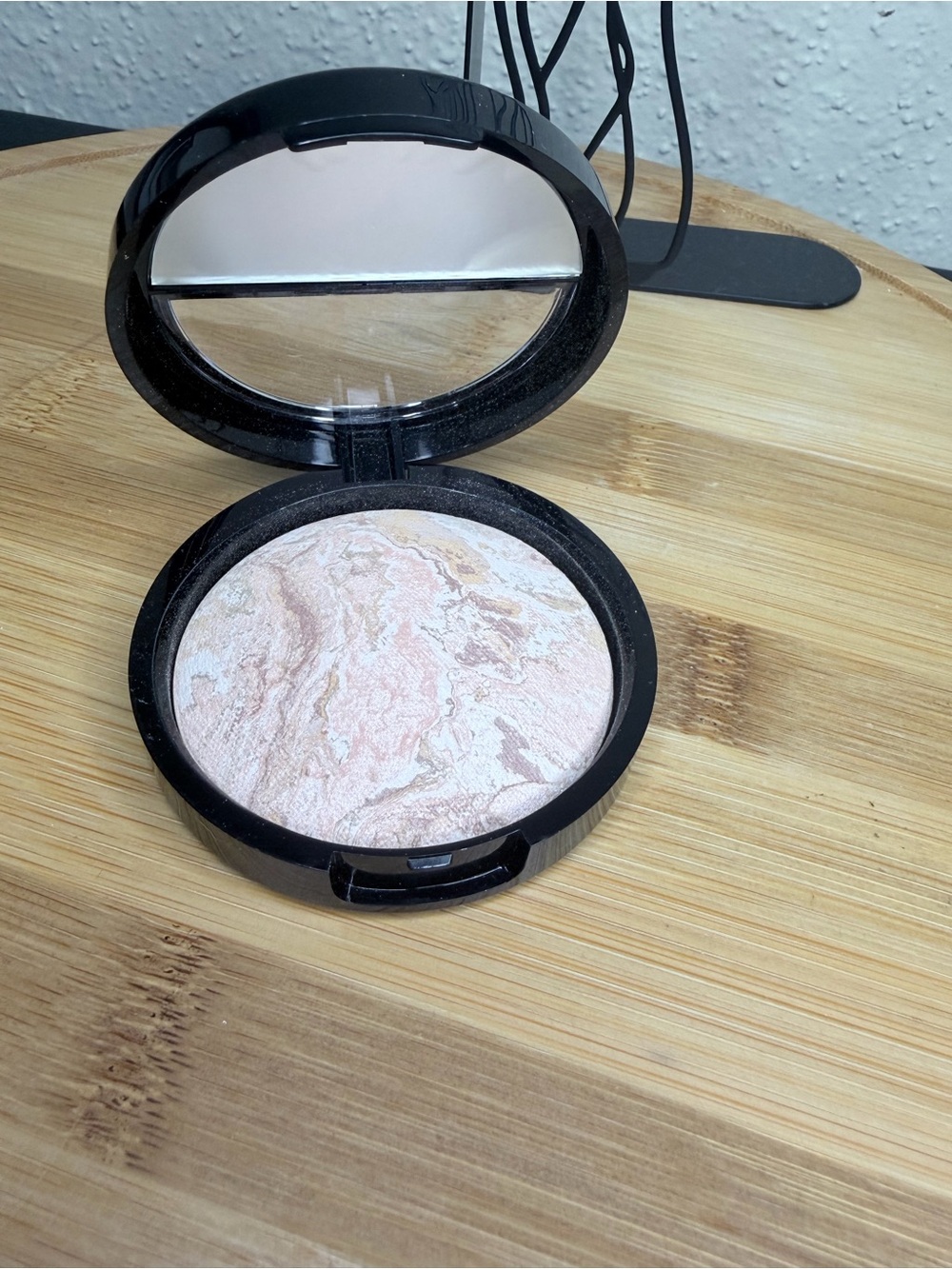 Laura Geller Illuminating Foundation Compact in Rose Gold Marble Box - Picture 3 of 5